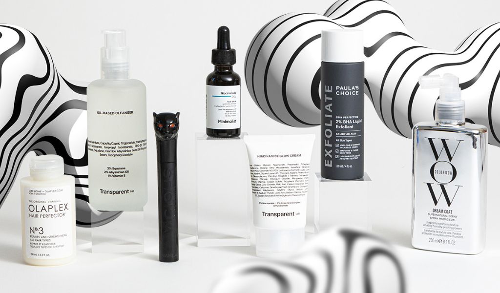 Sieben Beauty-Produkte auf klaren Podesten und wolkenähnlichen schwarz-weiß gestreiften Objektiven im Hintergrund.