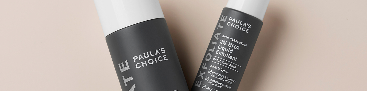 Zwei Flaschen von Paula’s Choice „2% BHA Liquid Exfoliant“ auf beigem Hintergrund.