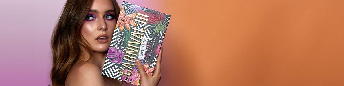 Frau mit kräftigem Augen-Make-up hält eine bunt gemusterte Make-up-Palette von BPerfect vor einem orangefarbenen und rosa Hintergrund.