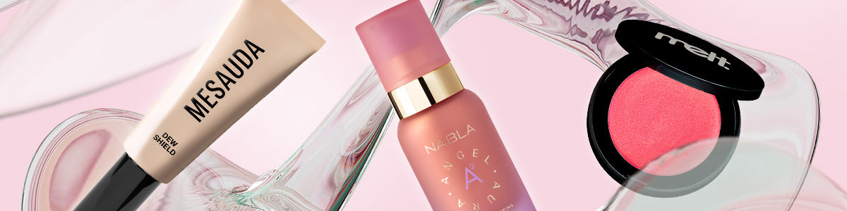 Drei Make-up-Produkte auf rosa Hintergrund: ein Concealer von Mesauda, ein Serum von Nabla und ein pinker Blush von Melt.