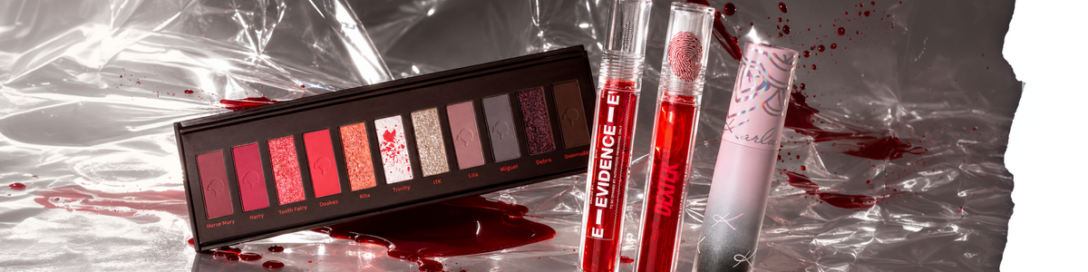 Eine Make-up-Kollektion rund um die Serie Dexter, bestehend aus einer Lidschattenpalette mit Farbtönen, die nach den Figuren benannt sind, zwei Tuben rotem Lipgloss mit der Aufschrift Evidence und einem zylindrischen Etui.