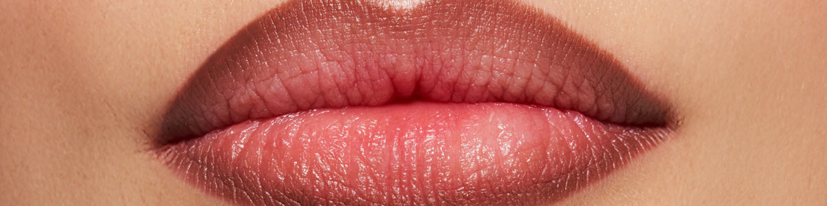Nahaufnahme der mit Lipliner nachgezeichneten Lippen in einem zarten Rosaton.