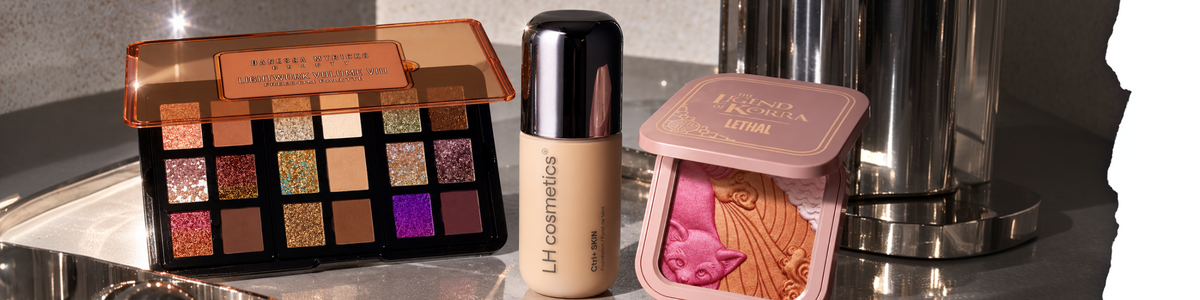 Die Lightwork-Palette von Danessa Myricks, die Foundation von LH Cosmetics und das Rouge-Etui von Legend of Korra.