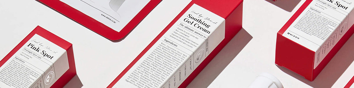Rote Produktverpackungen darunter „Pink Spot“ und „Soothing Gel Cream“, auf hellem Hintergrund angeordnet.