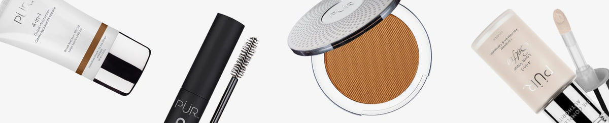 Diagonal angeordnete Make-up-Produkte, darunter Foundation, Mascara, Kompaktpuder und Concealer, vor weißem Hintergrund.