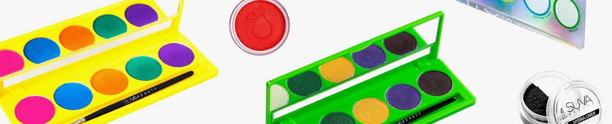 Bunte Lidschattenpaletten und einzelne Farbtiegel in kräftigen Neonfarben vor weißem Hintergrund.