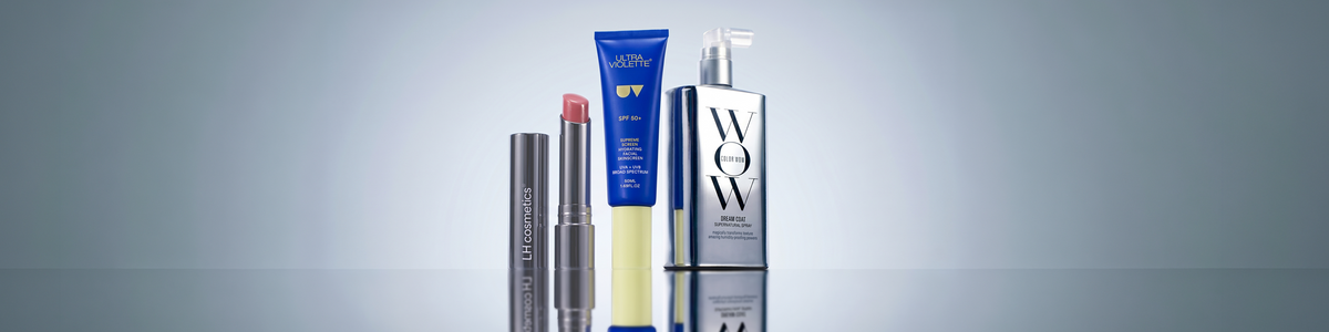 Beauty-Produkte von LH Cosmetics, Ultra Violette und Color Wow stilvoll auf hellem Studiohintergrund präsentiert.