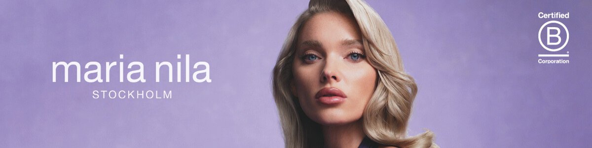 Eine Frau mit langen blonden Haaren steht vor einem violetten Hintergrund mit dem Text „Maria Nila STOCKHOLM“.