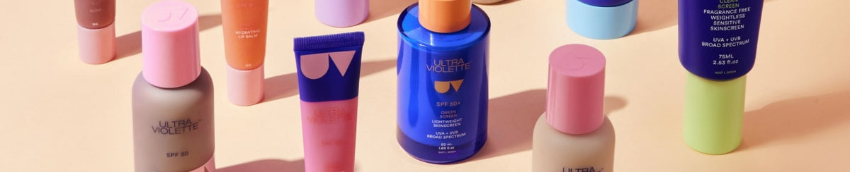 Bunte Sonnenschutzprodukte von Ultra Violette auf pastellfarbenem Untergrund.