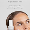 Foto einer Frau, die Ceramide Repair Moisturizer auf ihre Wange aufträgt und dessen Vorteile für einen gesunden Teint hervorhebt.