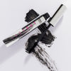 Geöffnete silberne Tube und Bürste der Lash Out Mascara vor schwarzem Swatch auf weißem Hintergrund.