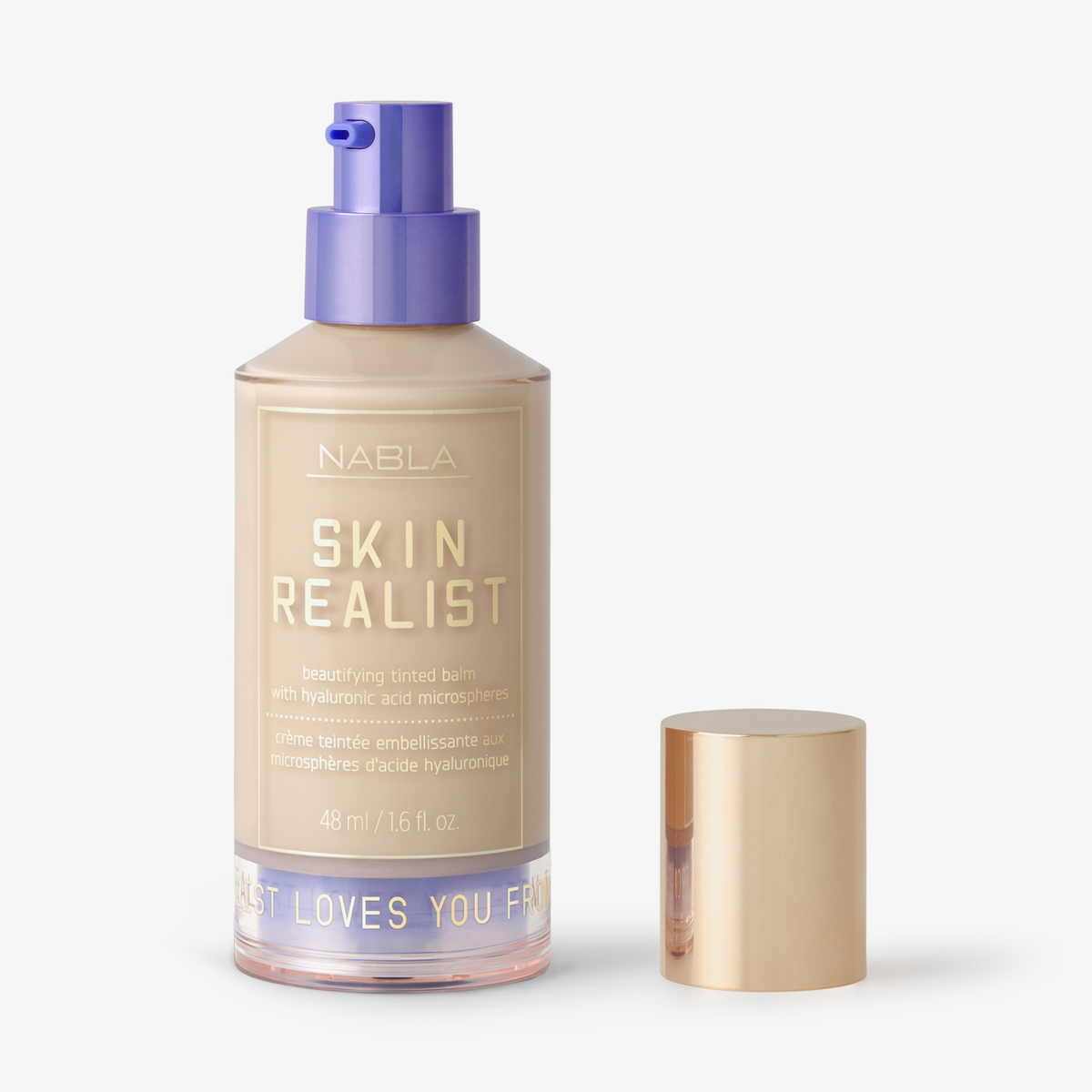 Eine Flasche Skin Realist Tinted Balm in der Farbe 1 Fair mit einem violetten Pumpspender und einem goldenen Deckel daneben.