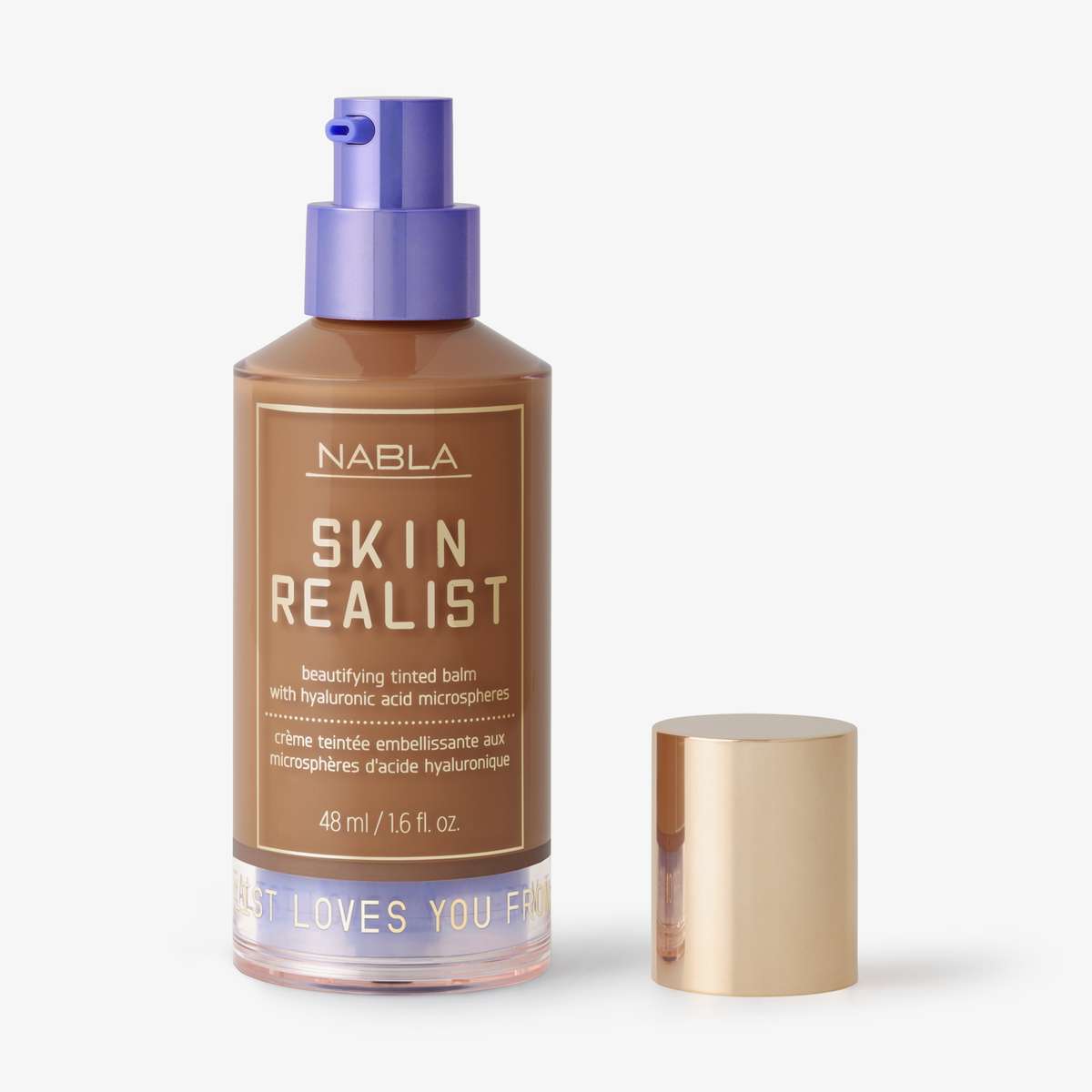 Eine Flasche Skin Realist Tinted Balm in der Farbe 6 Dark mit einem violetten Pumpspender und einem goldenen Deckel daneben.