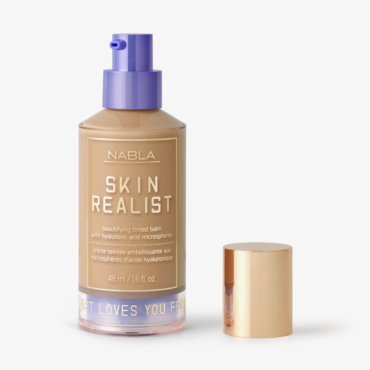 Eine Flasche Skin Realist Tinted Balm in der Farbe 3 Medium mit einem violetten Pumpspender und einem goldenen Deckel daneben.