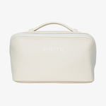 Die PURISH Reisetasche – Creme ist eine strukturierte Kulturtasche mit einem Tragegriff an der Oberseite und dem PURISH-Logo als Prägung auf der Vorderseite.