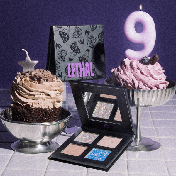 Schokoladen- und rosa Cupcakes mit einer Kerze in Form der Zahl 9 neben der „PURISH x Lethal Palette Birthday Edition“ von Lethal Cosmetics.