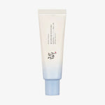Weiß-blaue Tube Relief Sun Aqua Fresh Rice + B5 SPF 50+ mit Farbverlauf vor weißem Hintergrund