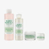 Das Mario Badescu Daily Routine Set enthält vier Hautpflegeprodukte - Toner, Reiniger und zwei Cremes - die in einer Reihe angeordnet sind.