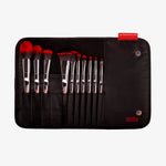 Dexter Kill Tools Pinselset von Lethal Cosmetics: 10 Pinsel mit roten Borsten in einem schwarzen Etui, abgebildet auf weißem Hintergrund.