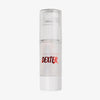 Klare Pumpflasche des Lethal Cosmetics Dexter Luminol Liquid Highlighter mit rotem Text "Dexter", abgebildet auf weißem Hintergrund.