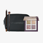 LH Cosmetics x PURISH Birthday Special: schwarze LH Tasche, Shimmer Saga Lidschattenpalette, Pinsel und brauner Eyeliner-Stift nebeneinander.