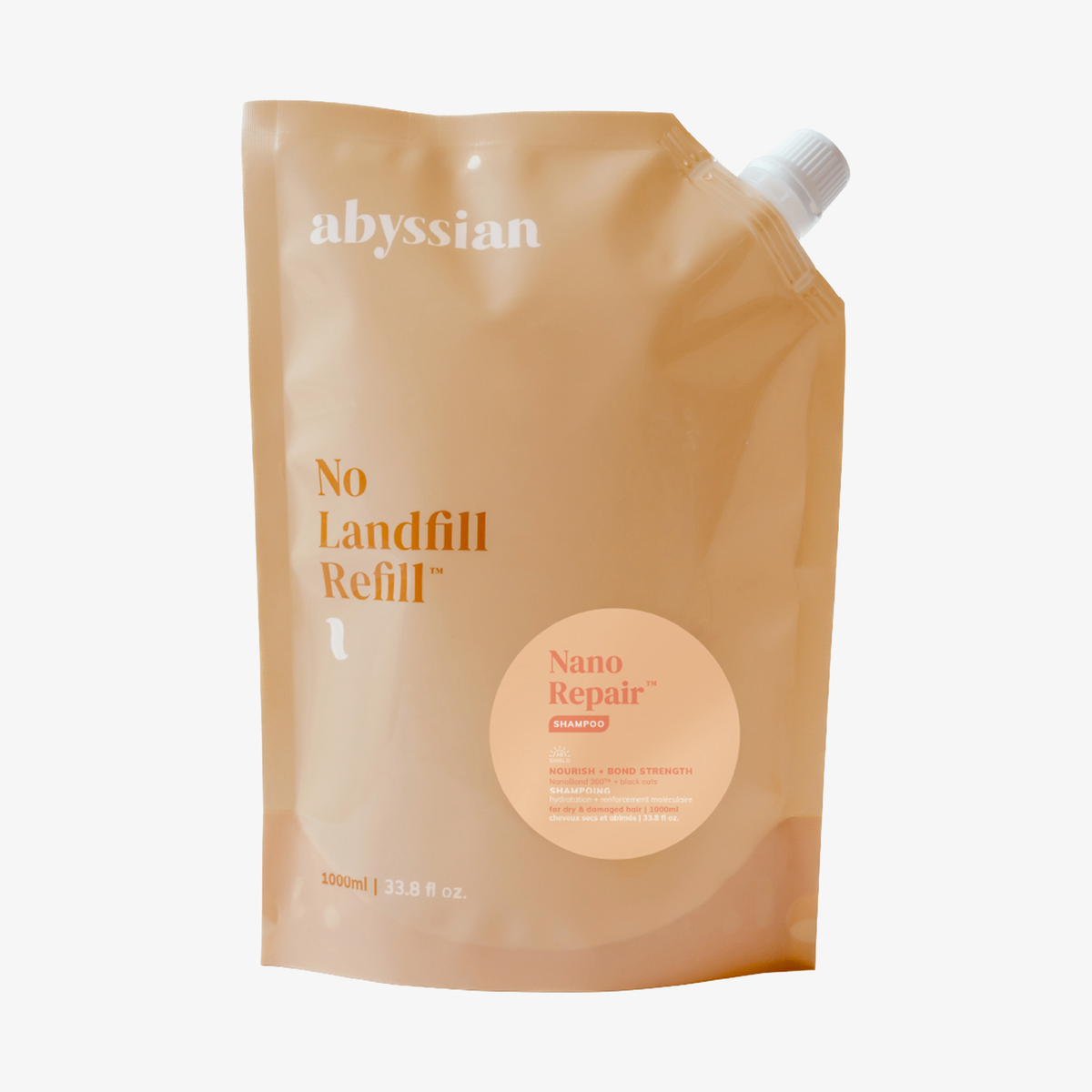 Ein hellbrauner Nachfüllbeutel für das „Abyssian Nano Repair Shampoo“ mit einem weißen Verschluss in der rechten oberen Ecke.