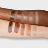 Nahaufnahme von zwei Armen unterschiedlicher Hautfarbe auf denen je fünf Swatches der Artistick Shades zu sehen sind