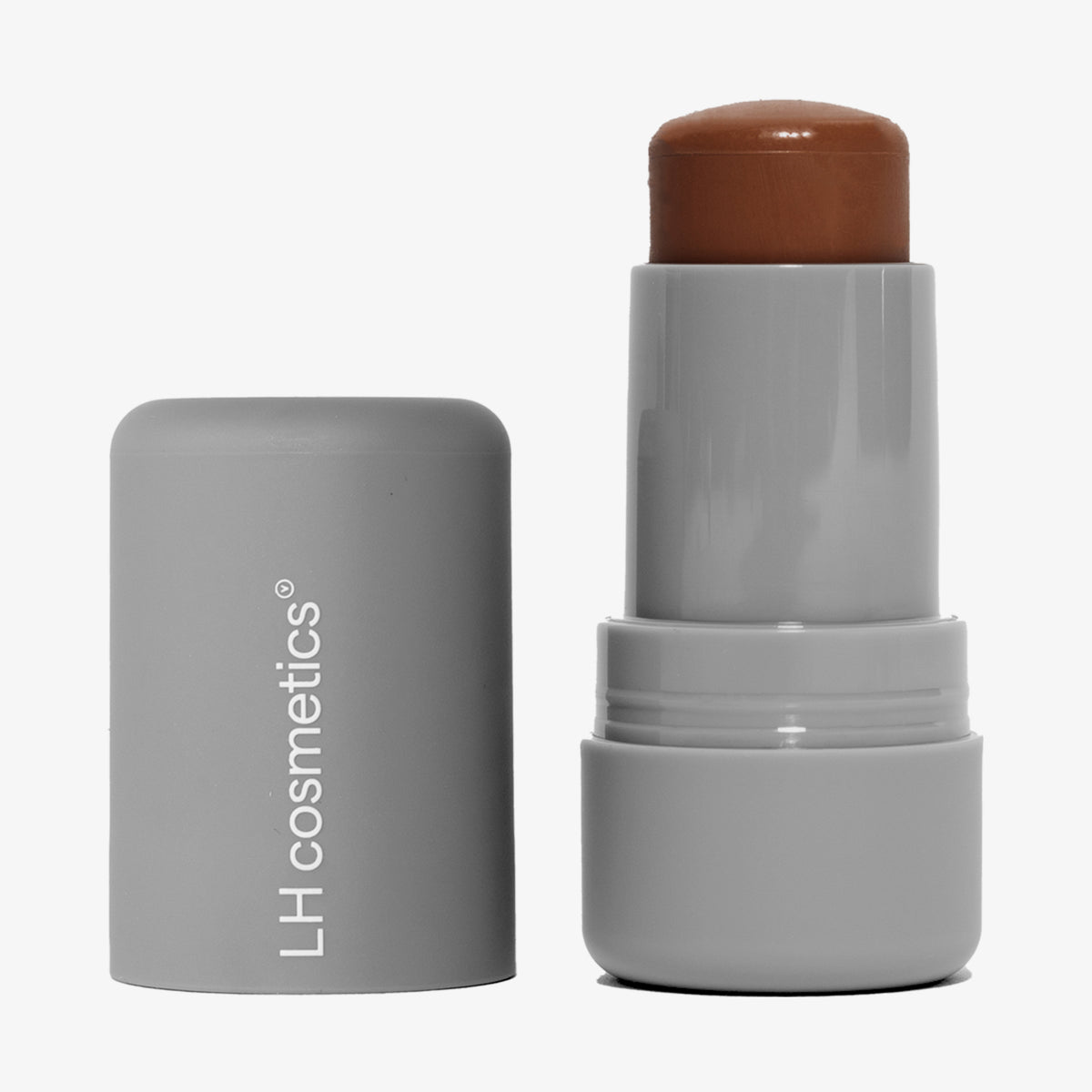 Ein geöffneter grauer Drehstift mit herausgedrehtem mittelbraunen Artistick Bronzer Ombre vor weißem Hintergrund