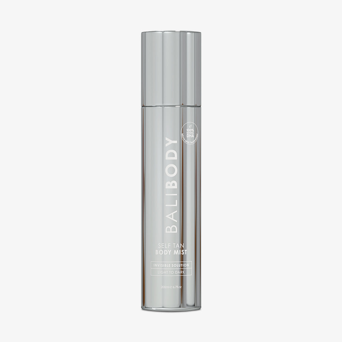Eine silberne Zylinder-förmige Flasche Bali Body Self Tan Body Mist vor weißem Hintergrund