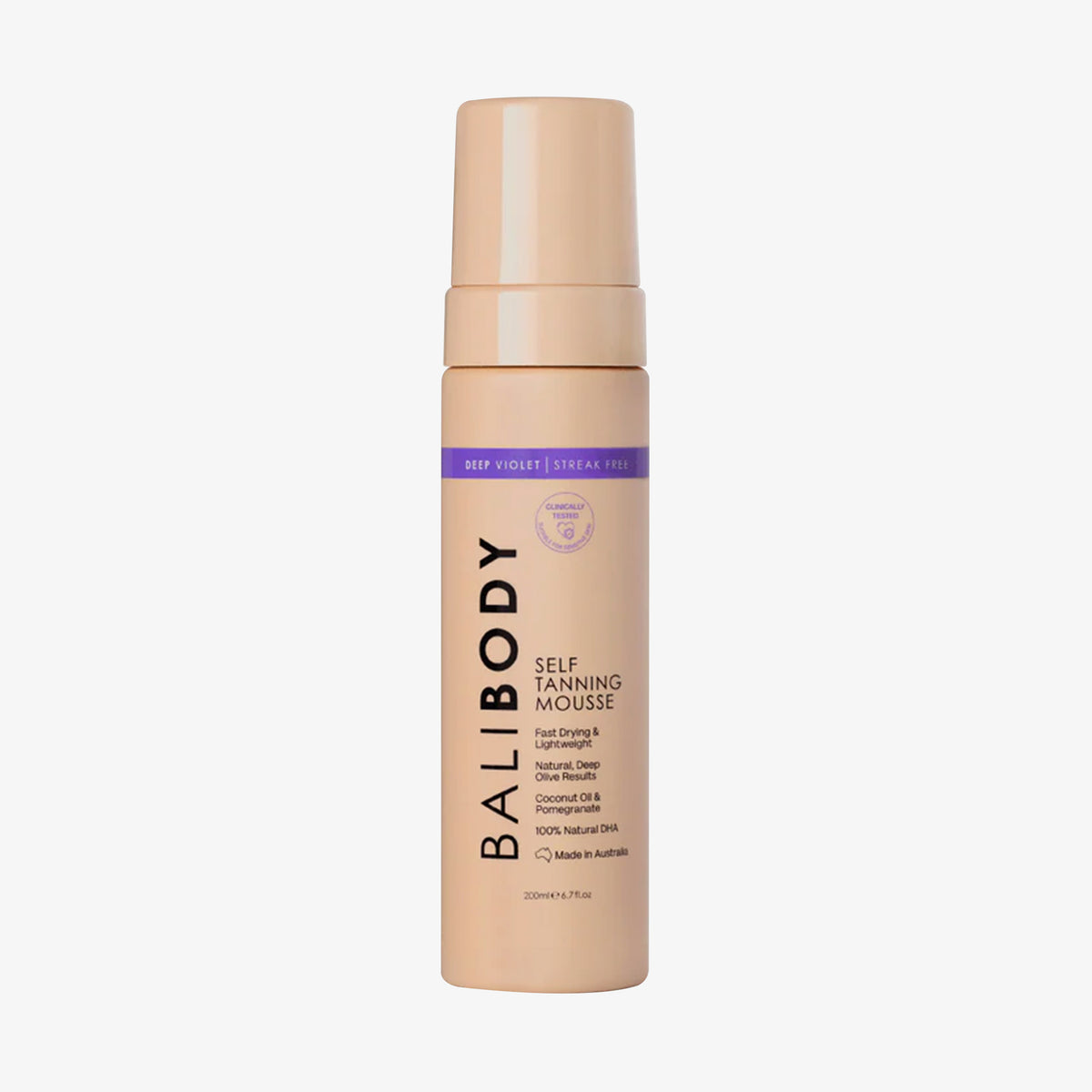 Eine pfirsichfarbene Flasche Bali Body Self Tanning Mousse Deep Violet vor weißem Hintergrund.