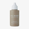 Eine hellbraune Flasche Tinted Super Serum SPF 30 von Bali Body mit weißem Deckel vor weißem Hintergrund