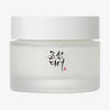Eine minimalistischer, weißer Tiegel der Dynsaty Cream von Beauty of Joseon vor einem weißem Hintergrund