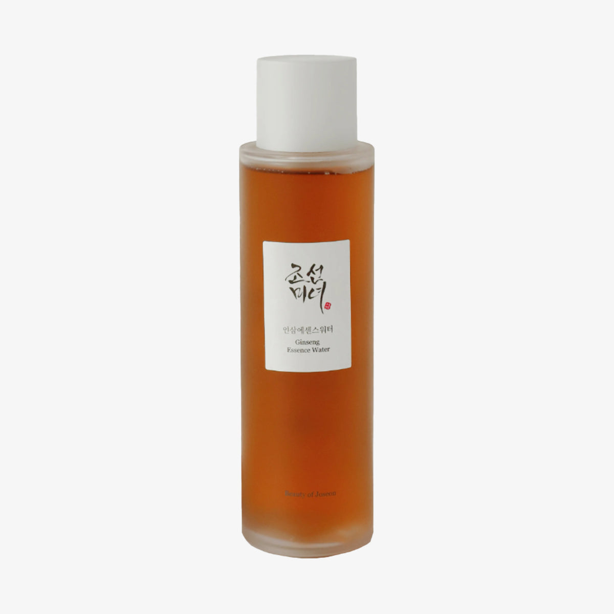 Eine transparente Flasche Ginseng Essence Water mit weißem Deckel und bernsteinfarbener Flüssigkeit vor weißem Hintergrund