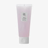 Eine hellrosa Tube Red Bean Water Gel mit weißem Deckel vor weißem Hintergrund