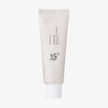 Weiße Tube der Relief Sun: Rice + Probiotics von Beauty f Joseon vor weißem Hintergrund