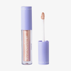 Eine geöffnete Tube BLONDESISTER GLOWEYE EYESHADOW mit einem lavendelfarbenen Verschluss und dem Applikator daneben.