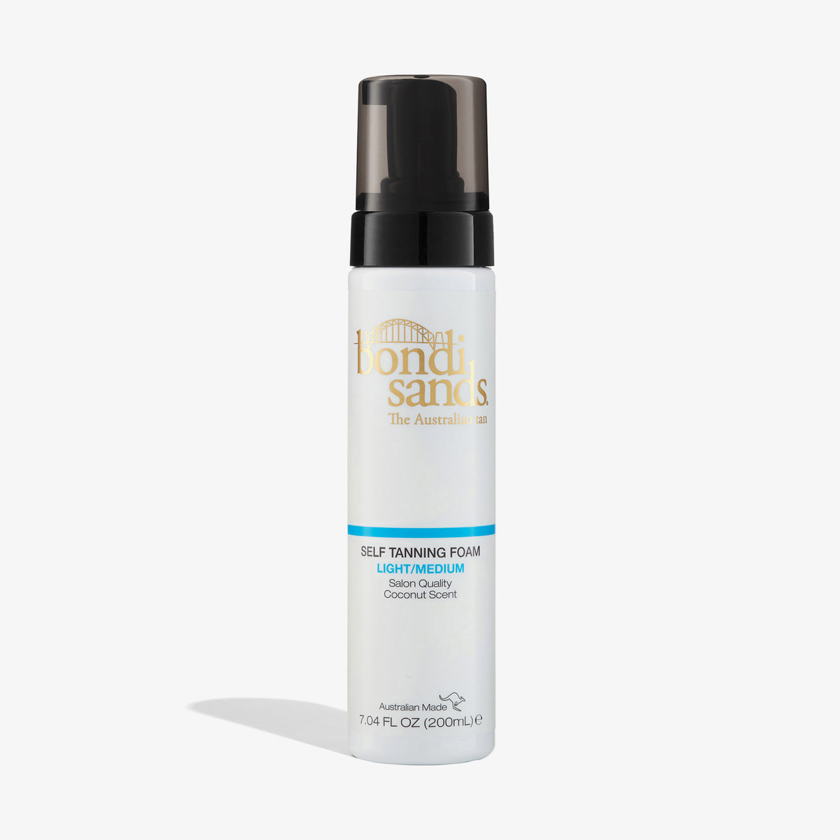 Flasche Bondi Sands Selbstbräunungsschaum mit schwarzem Deckel und der Aufschrift „Light/Medium“ auf weißem Hintergrund