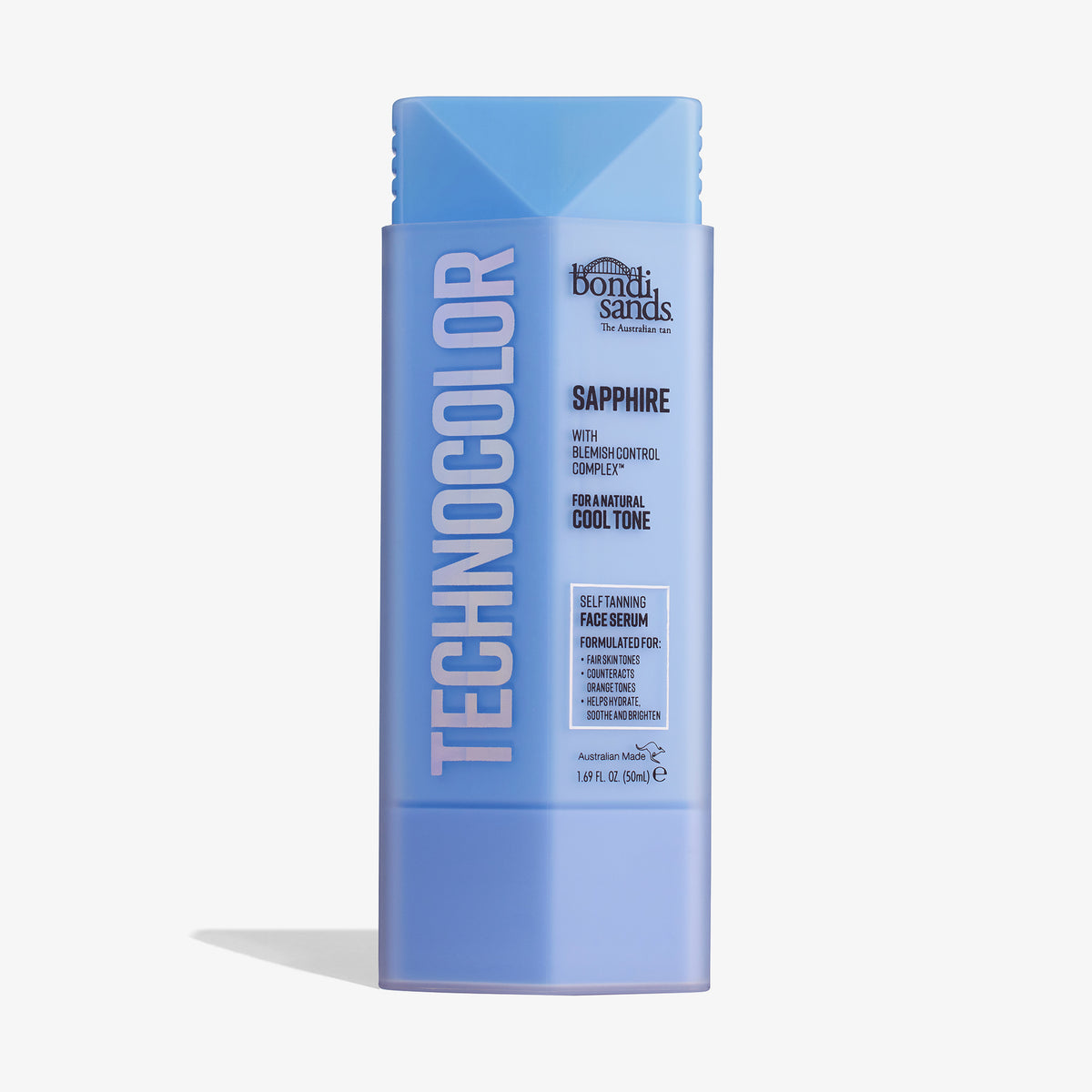 Blaue Flasche Technocolor Self Tanning Face Serum Sapphire vor weißem Hintergrund.