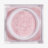 Offener quadratischer Behälter mit dem losem BPerfect Cosmetics x Katie Daley Perfect Powders Candyfloss aus der Vogelperspektive.