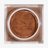 Offener quadratischer Behälter mit braunem losem BPerfect Cosmetics x Katie Daley Perfect Powders Choc Chip.