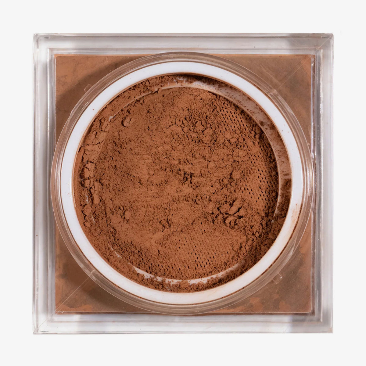 Offener quadratischer Behälter mit braunem losem BPerfect Cosmetics x Katie Daley Perfect Powders Choc Chip.
