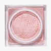 Offener quadratischer Behälter mit rosa dem losen BPerfect Cosmetics x Katie Daley Perfect Powders Strawberry auf weißem Hintergrund.
