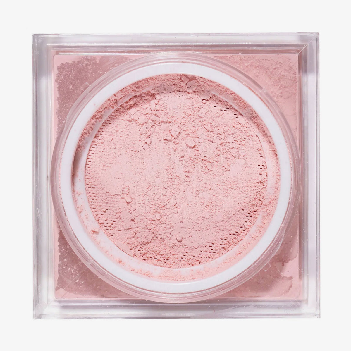 Offener quadratischer Behälter mit rosa dem losen BPerfect Cosmetics x Katie Daley Perfect Powders Strawberry auf weißem Hintergrund.