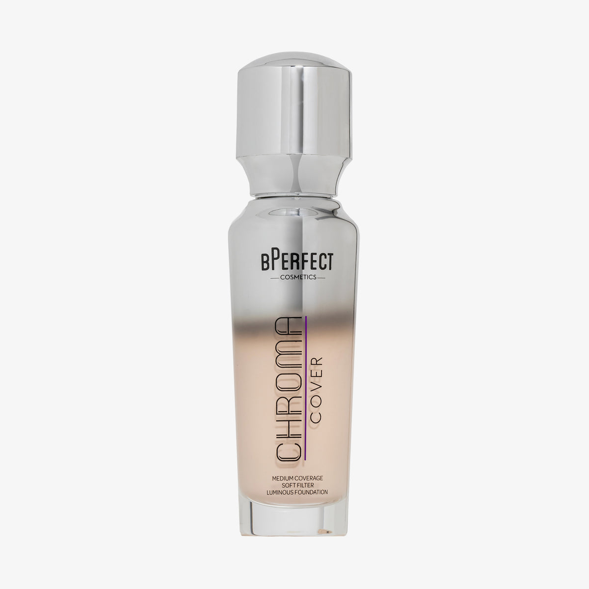 Eine halb transparente halb silberne Flasche Chroma Cover Foundation Luminous in der Farbe C1 vor weißem Hintergrund.
