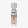 Eine halb transparente halb silberne Flasche Chroma Cover Foundation Luminous in der Farbe C2 vor weißem Hintergrund. 