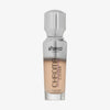 Eine halb transparente halb silberne Flasche Chroma Cover Foundation Luminous in der Farbe C3 vor weißem Hintergrund. 