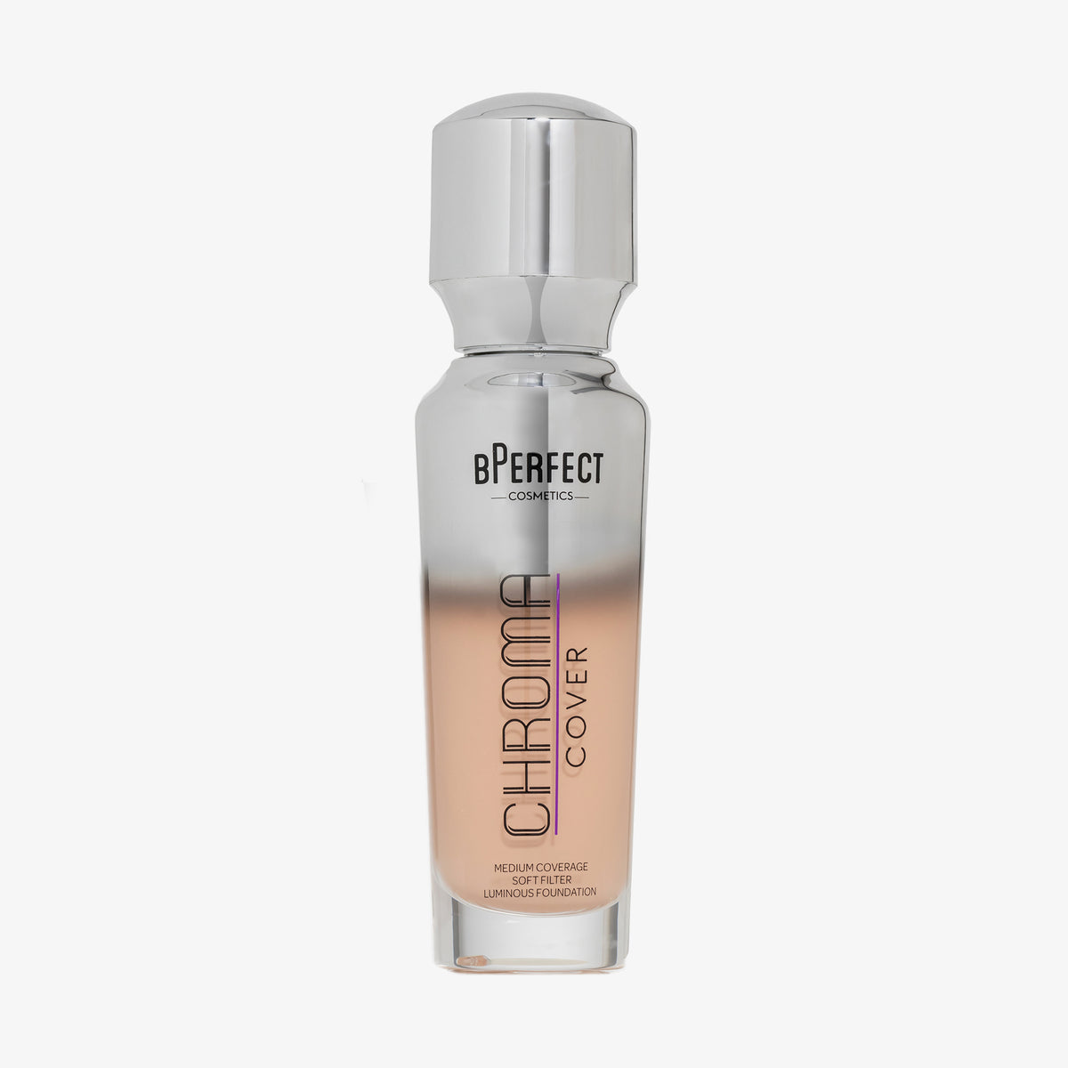 Eine halb transparente halb silberne Flasche Chroma Cover Foundation Luminous in der Farbe C4 vor weißem Hintergrund. 