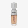 Eine halb transparente halb silberne Flasche Chroma Cover Foundation Luminous in der Farbe C6 vor weißem Hintergrund. 