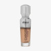 Eine halb transparente halb silberne Flasche Chroma Cover Foundation Luminous in der Farbe N4 vor weißem Hintergrund. 