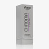 Eine eine graue Umverpackung der Chroma Cover Foundation Luminous mit Aufschrift "Chroma Cover" vor weißem Hintergrund.